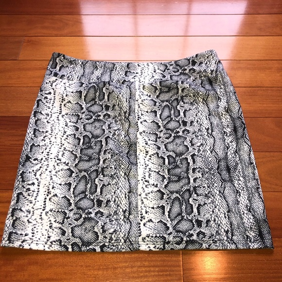 Joe B Snakeskin Print Mini Skirt With Slits - Picture 5 of 7